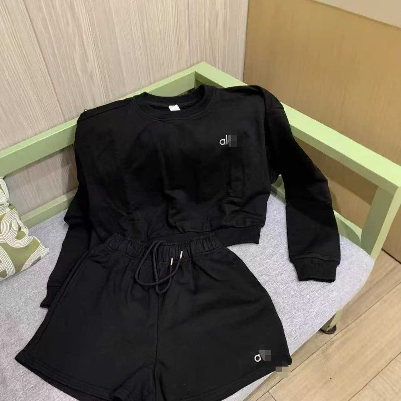 A L O Short Set